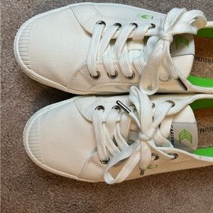 Cariuma Sneakers